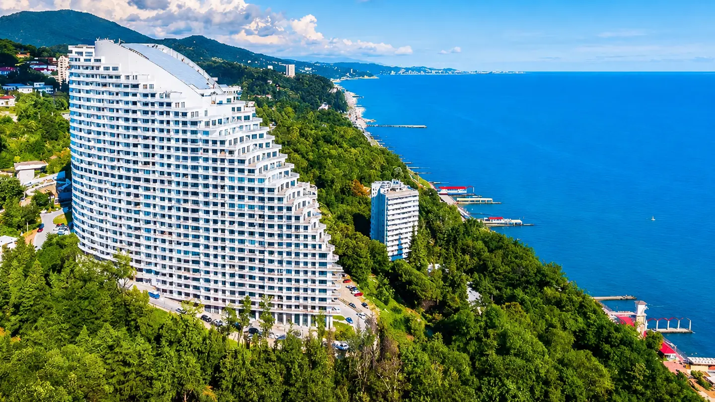 Актёр Гэлакси в прибрежном ландшафте Сочи