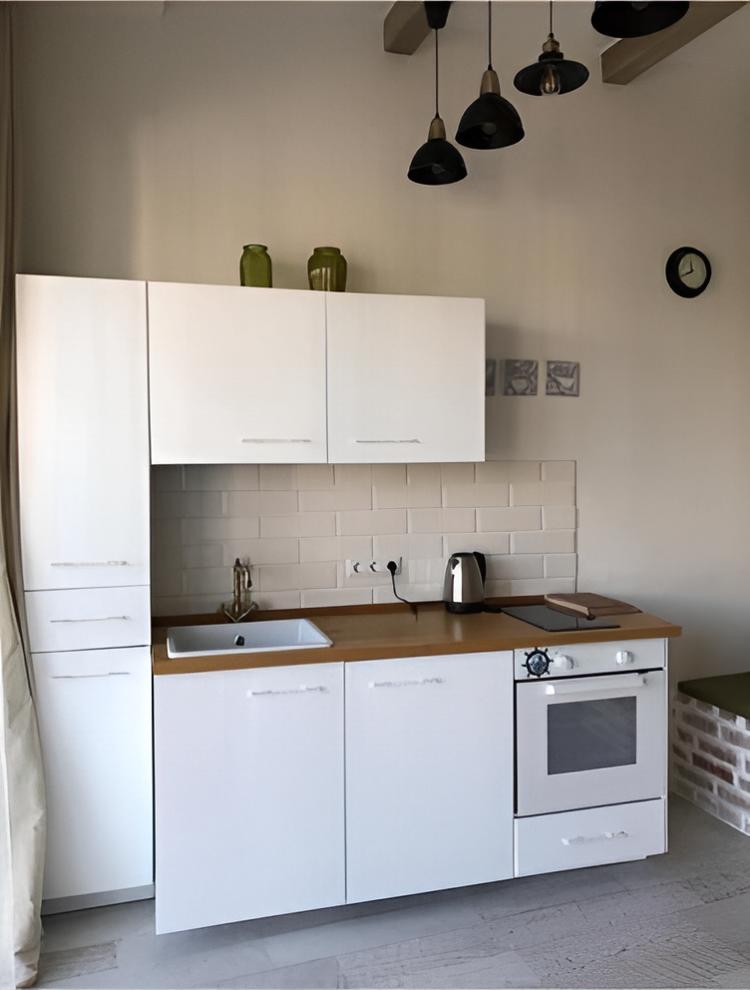 КОборудованная кухня в квартире с 1 спальней в Актёр Гэлакси