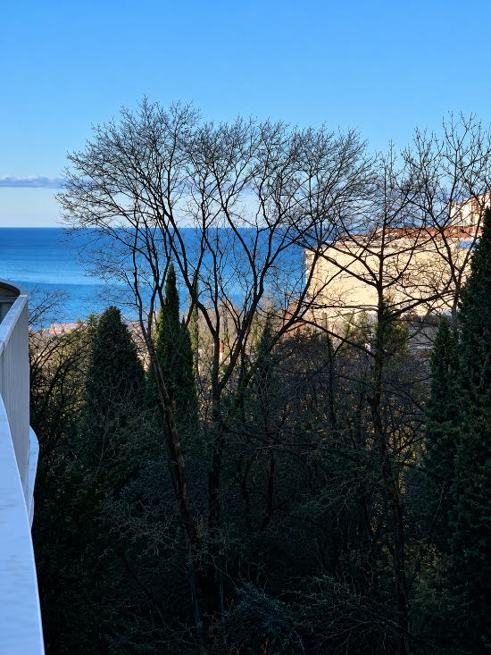 Вид на Чёрное море из апартаментов 45 м² в Актёр Гэлакси Сочи