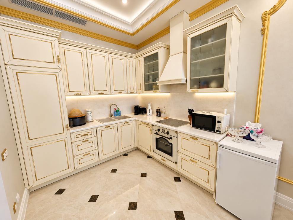 Кухня с встроенной техникой в апартаменте 236 м² Актёр Гэлакси